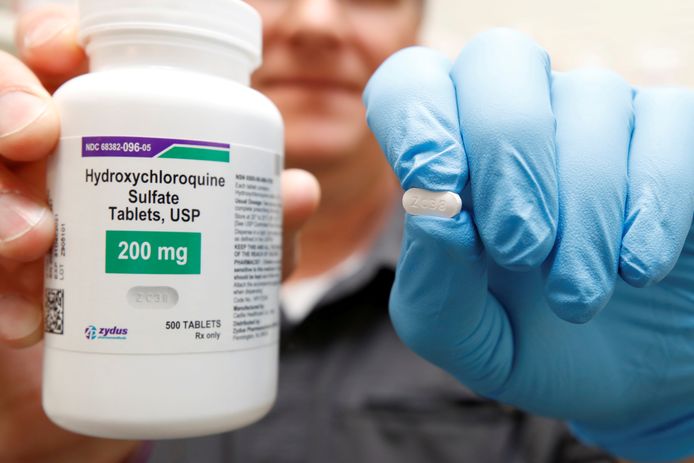 Een apotheker in de Amerikaanse staat Utah toont een hydroxychloroquine-tablet. (archieffoto mei 2020)