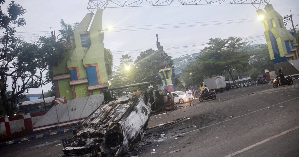Salah satu bencana stadion terburuk yang pernah ada: Lebih dari 100 orang tewas terinjak-injak setelah pertandingan sepak bola di Indonesia |  olahraga
