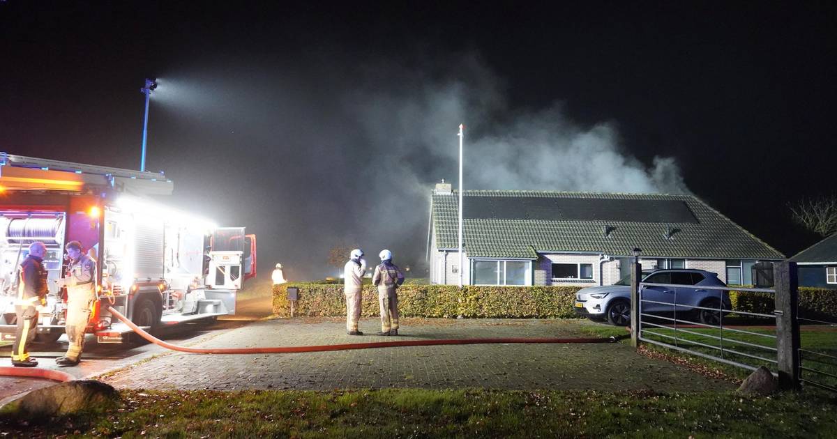 Nachtelijke dakbrand in Smilde: bewoners veilig buiten