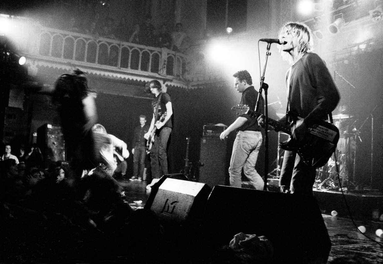 Bassist Krist Novoselic en zanger-gitarist Kurt Cobain op het podium van Paradiso op 25 november 1991. Beeld Redferns