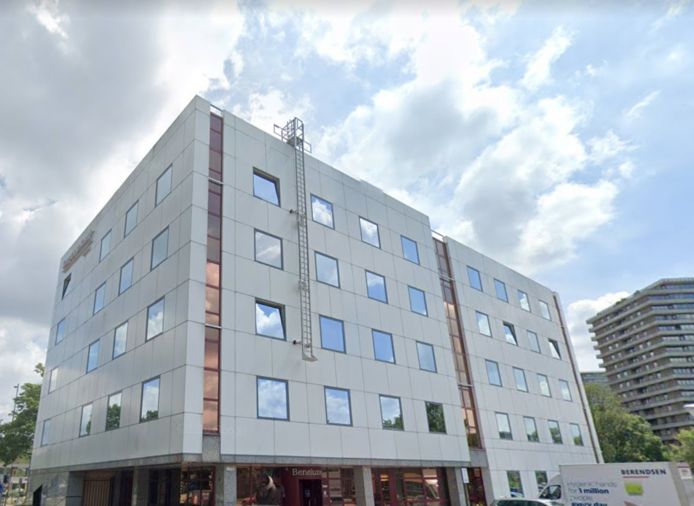 Het kantoorpand op nummer 901 maakt plaats voor middenhuur-woningen.