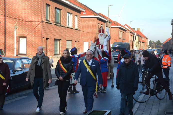 Het college had Sinterklaas meegebracht om de vernieuwde straat feestelijk te heropenen.