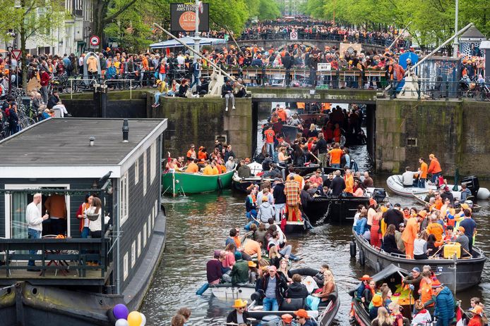De Amsterdamse grachten liggen op Koningsdag vorig jaar vol met boten.