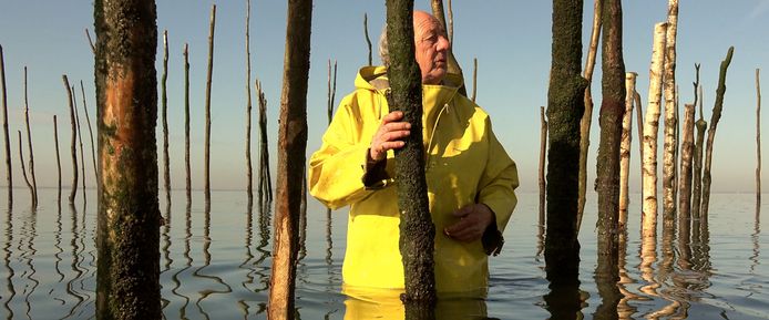 Weervisser Cor van Dort bij het weer in de Oosterschelde.