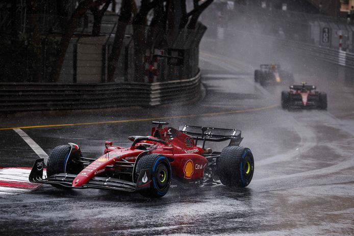 Leclerc op het uitgeregende parcours in Monaco.