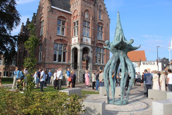Er schuilt heel wat symboliek in het kunstwerk aan het gemeentehuis van Sint-Laureins.