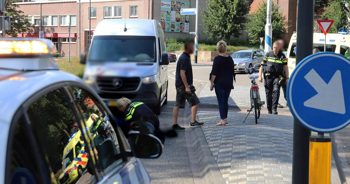 Fietsster gewond bij aanrijding met bestelbus in Waalwijk.