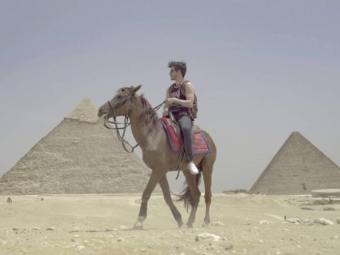 Vlaamse kunstenaar riskeerde celstraf in Egypte om kunstwerk bovenop piramide te droppen