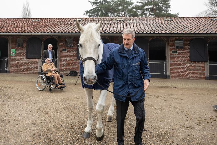 Scheidend koninklijk stalmeester Bert Wassenaar brengt Mitch naar zijn stal op De Paardenkamp. Op de achtergrond Annet de Lange, die ervoor gezorgd heeft dat het paard naar Soest kwam, met haar man Reinier Bordewijk.