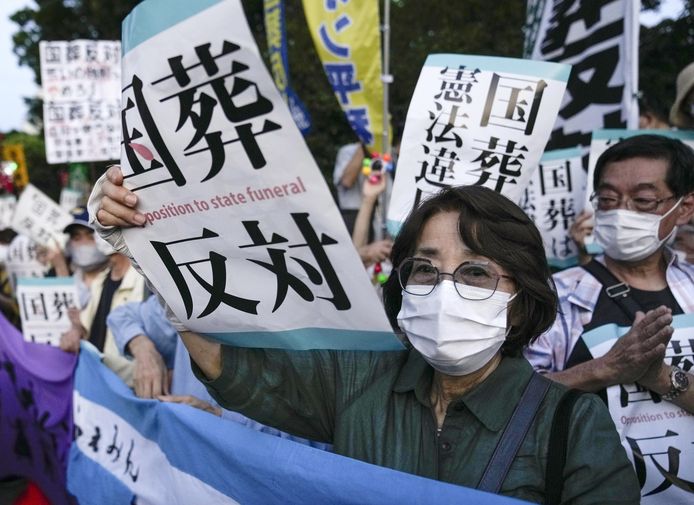 Mensen protesteren voor het parlement in Tokio tegen een staatsbegrafenis voor de vermoorde oud-premier Shinzo Abe.