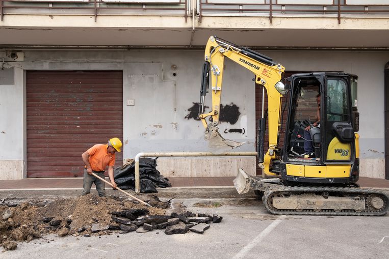 In Basilicata il lavoro delle condutture idriche non si fermerà mai.  Sono così obsoleti che ci sarà sempre una perdita da qualche parte.  Statua Giulio Biscitelli