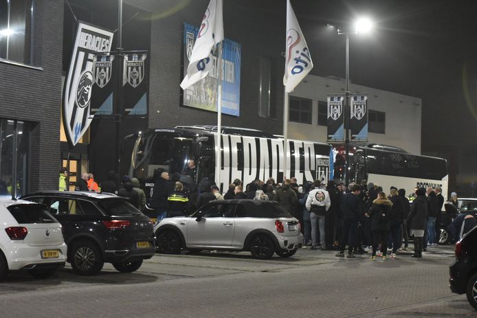Heracles-supporters wachtten zaterdagavond de spelersbus van Heracles op.