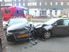 Bestuurder knalt tegen geparkeerde Audi aan: schade is enorm