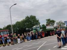 Protest in Westerhaar-Vriezenveensewijk gaat viral: boeren vormen erehaag voor langsrijdende rouwstoet