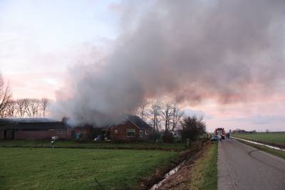 Grote rookwolken over N50 door schuurbrand in buitengebied Kampen