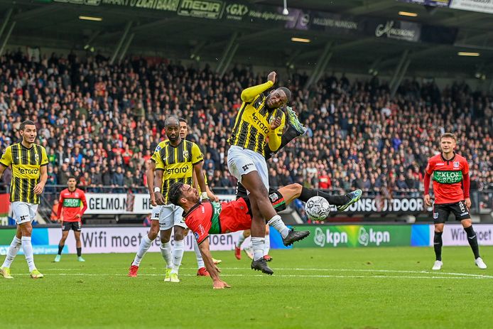 Wedstrijdbeeld uit de Gelderse derby van vorig seizoen in de Goffert. De komende editie van NEC - Vitesse is volledig uitverkocht, al verliep de verkoop van de laatste kaarten niet helemaal vlekkeloos.
