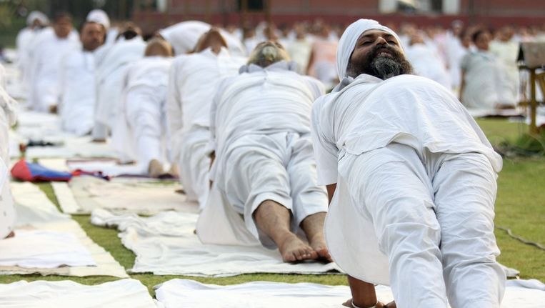 Indiase mannen afgelopen juni tijdens een yogakamp in de stad Amritsar. Beeld epa