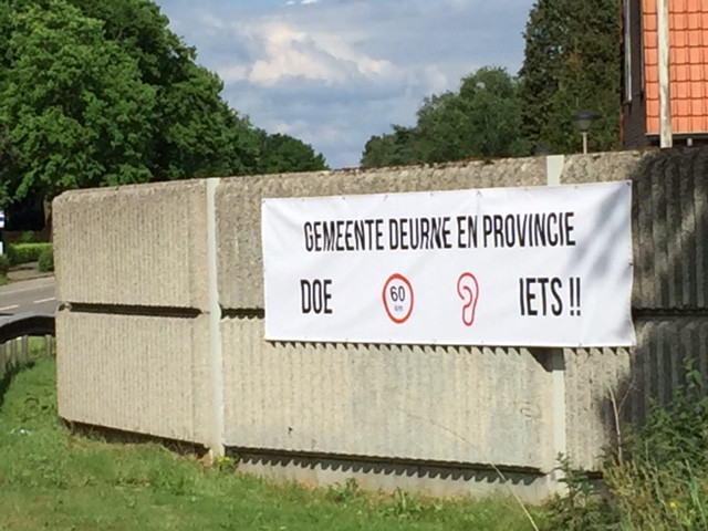 bewoners van de Langstraat in Deurne hingen regelmatig spandoeken op.