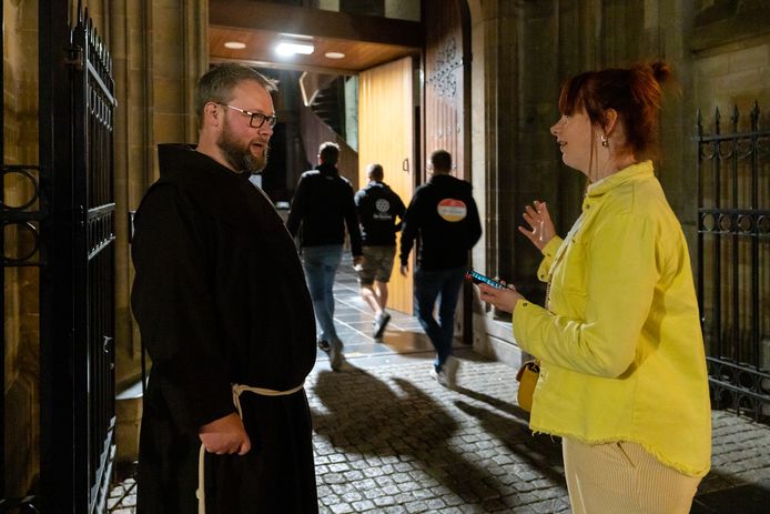 Broeder Jan als een portier - of nog beter propper - bij de ingang van de Sint-Jan om voorbijgangers uit te nodigen om vooral binnen te komen tijdens De Nacht van de Sint-Jan.