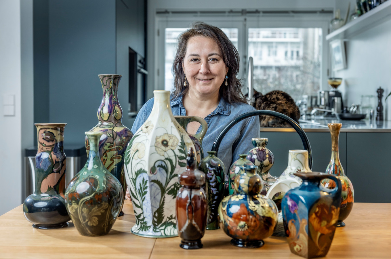 Carolien Vader (52) spaart voor antiek aardewerk.