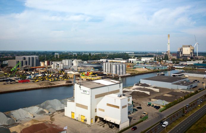 Asfaltfabriek APN met op de achtergrond Weurt