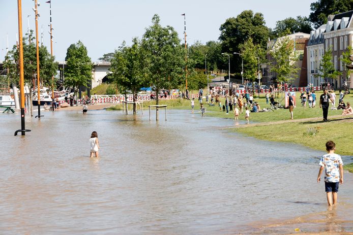 Pootjebaden aan de Waalkade.
