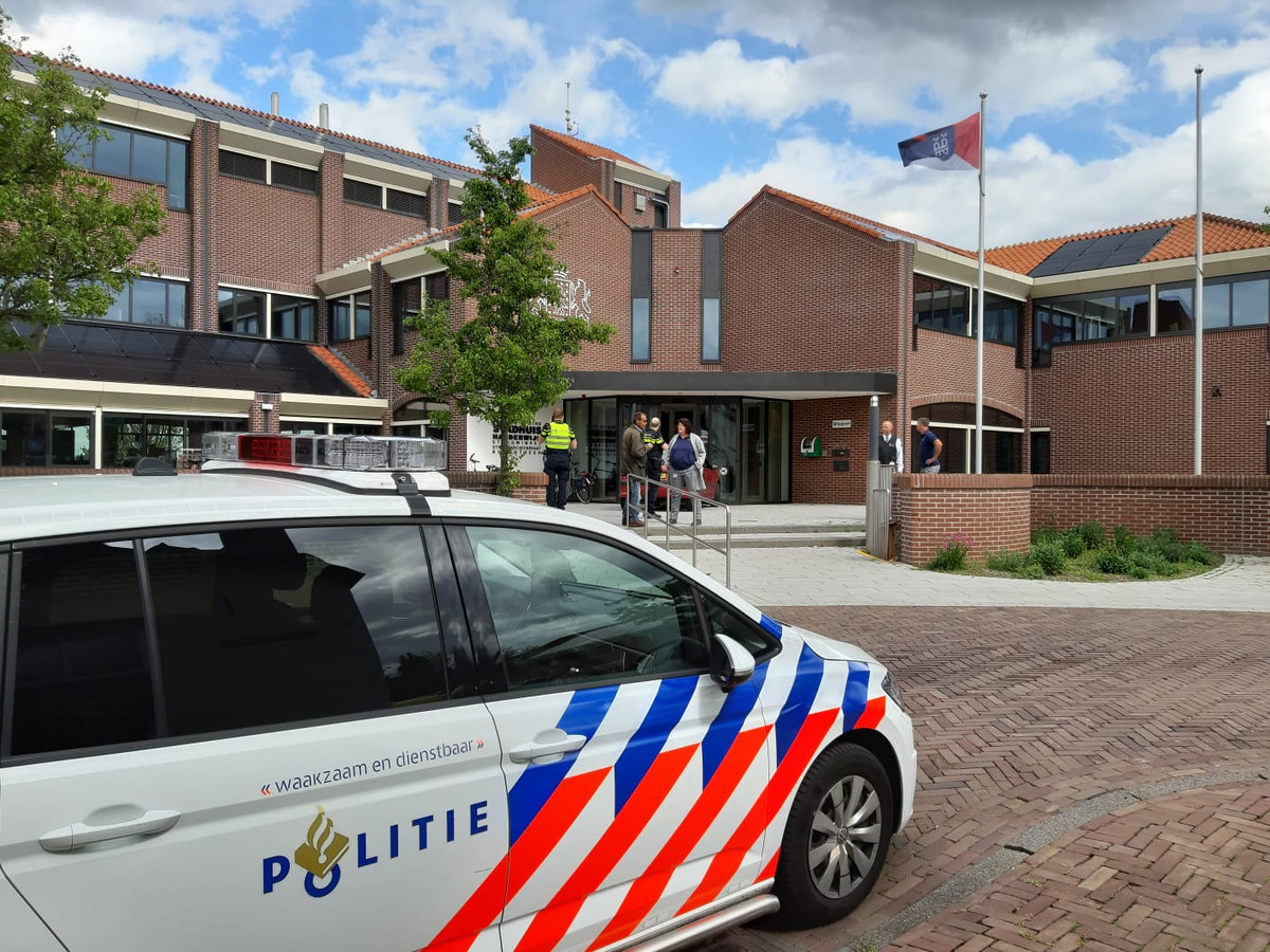 Slip schoenen tweedehands speelplaats Auto ramt stadhuis Harderwijk, politie gaat uit van opzet | Foto | AD.nl