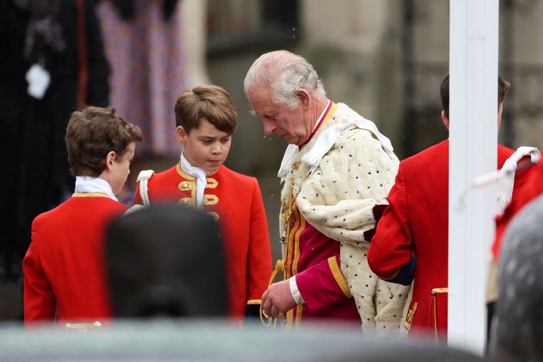 De sleep van Charles werd vastgehouden door onder andere prins George.  Beeld REUTERS