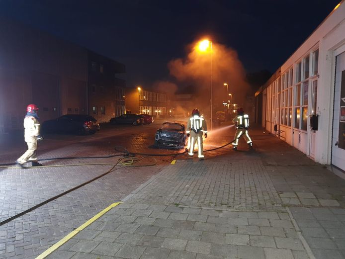 Geparkeerde auto Eindhoven vliegt in brand, mogelijk sprake van