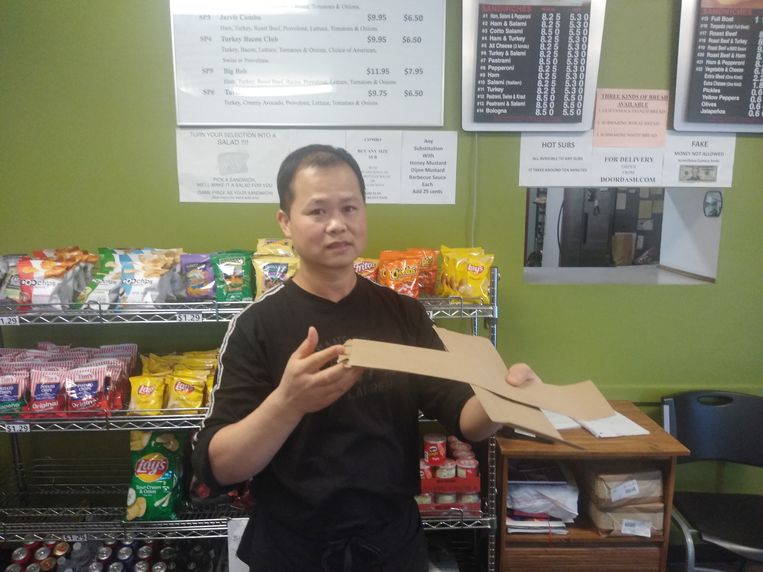Ying Lei runt een broodjeszaak naast de fabriek: ‘Er komt hier niemand meer.’ Beeld Michael Persson