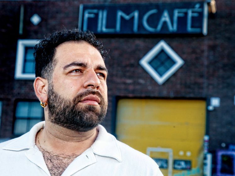 Terwijl zijn vriendin hoogzwanger was, verloor Omar zijn filmcafé door brand: ‘Ik hield me groot’