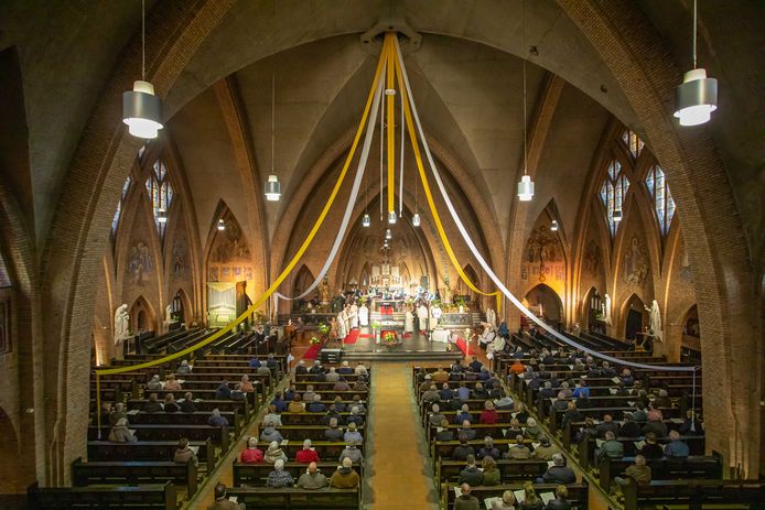 Een maand geleden werd de laatste kerkdienst gehouden in de St. Jan de Doperkerk van Hoeven. Straks is het altaar het podium voor het verenigingsleven uit het dorp.