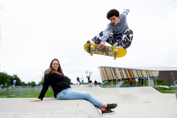 Jongerenwerker Fiona Dreef hoopt dat kinderen jonger dan 8 jaar de skatebaan bij Omnisport voortaan links laten liggen, zodat skaters als Konrad Unver veilig hun sport kunnen uitoefenen.