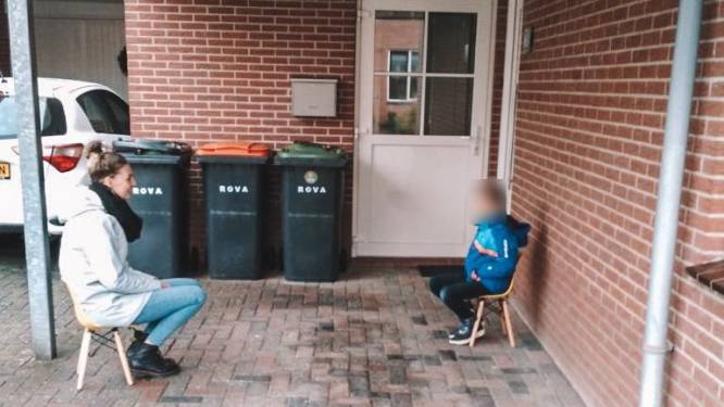 Basisschooljuf Pien gaat viral met ‘stoepbezoek’ bij haar leerlingen