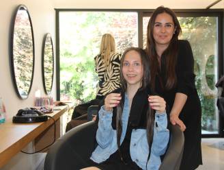 ’t Is gebeurd! Maïté laat haar al voor de vierde keer knippen voor Think Pink : “Dit keer 33 centimeter haar kunnen schenken”