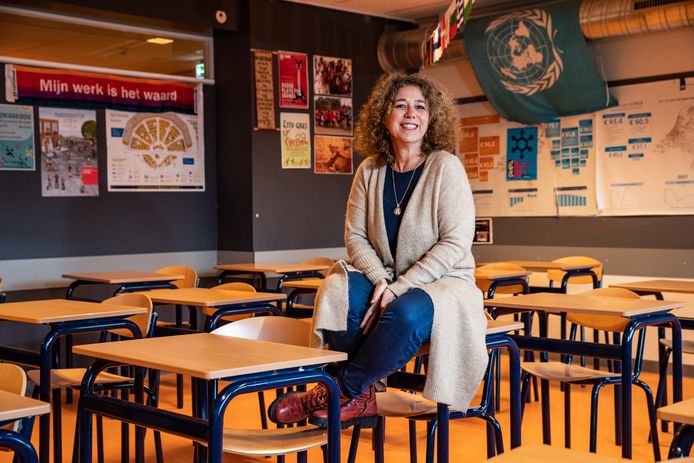 Anke Hamstra in haar klaslokaal: ,,Bij Deventer denk je bijvoorbeeld aan het Hanzeverleden, niet meteen aan slavernij en de West Indische Compagnie.”