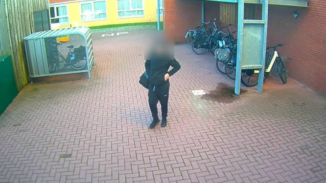 Dief slaat slag bij zorgcentrum in Almelo, maar wordt inmiddels door duizenden mensen gezien: ‘Pas op voor deze man’
