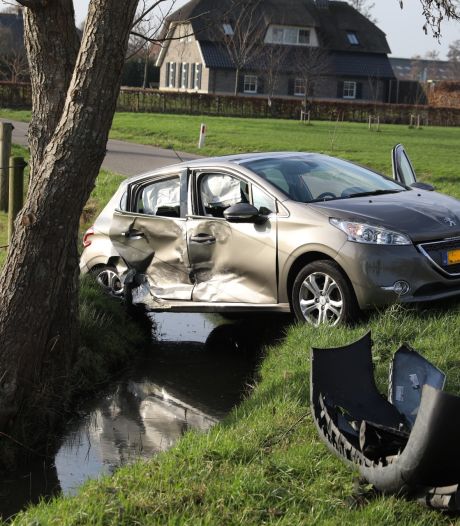 Botsing in Hoevelaken: auto belandt in de sloot