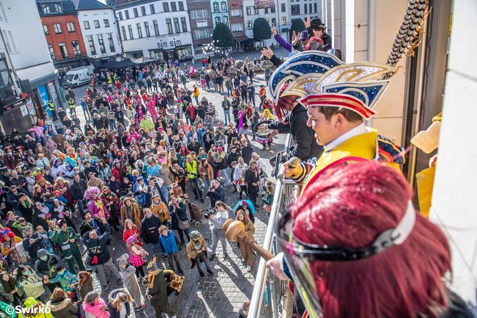 Ajuinworp met prins Sjalen op deGrote Markt van Aalst
