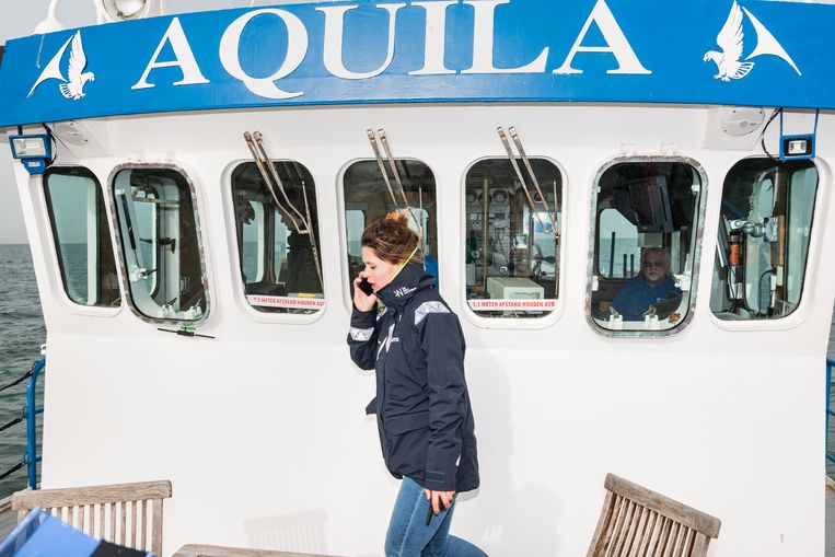 Marjolein Kelder (De Rijke Noordzee) staat in contact met Renate Olie, die op de MS Rotterdam het toezicht houdt. Beeld Simon Lenskens