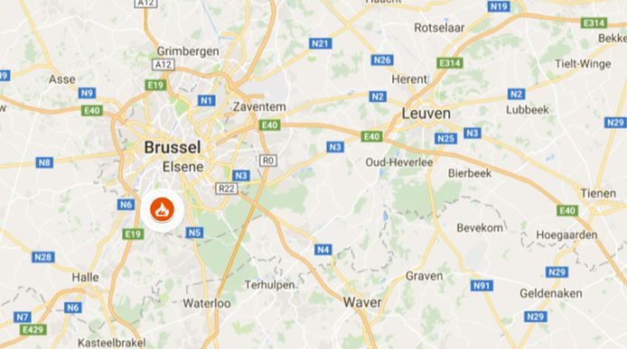 De brand woedt in een rusthuis langs de Alsembergsesteenweg in de Brusselse gemeente.