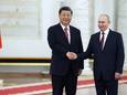 De Russische president Vladimir Poetin (rechts) schudt de hand van zijn Chinese collega Xi Jinping in Moskou.