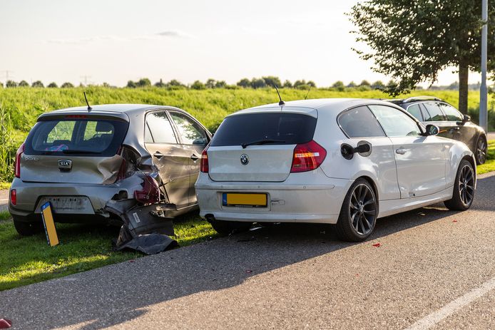 Auto vliegt uit de bocht in Drimmelen.