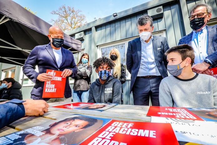 In het KTA te Brugge bezoeken Bart Somers en Bart Verhaeghe de anti racisme lessen