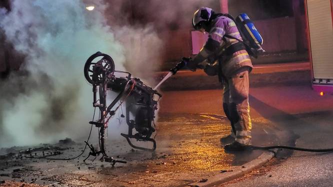 Auto en deelscooter gaan in vlammen op in Amersfoort