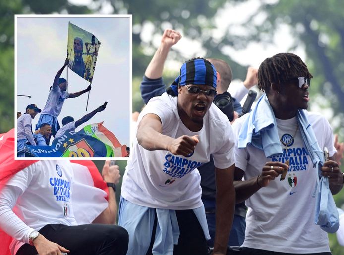 Denzel Dumfries tijdens het kampioensfeest van Inter.
