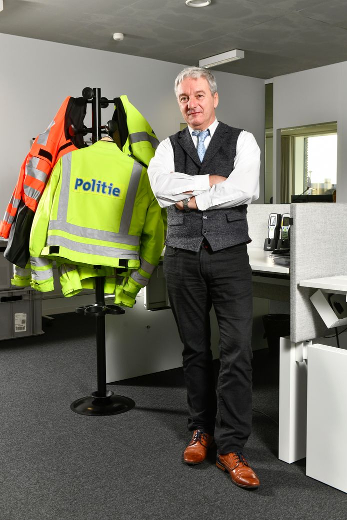 Topman lokale politie pleit voor nieuwe dienstkledij: “Ons uniform dwingt af” | De Krant | hln.be