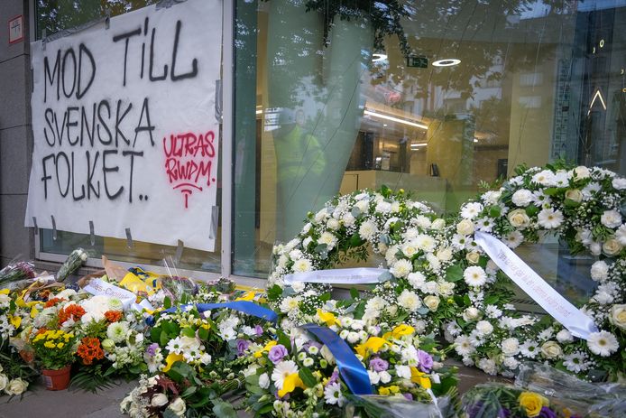 De bloemenzee op de plaats van de aanslag, daags na de gebeurtenissen in Brussel.