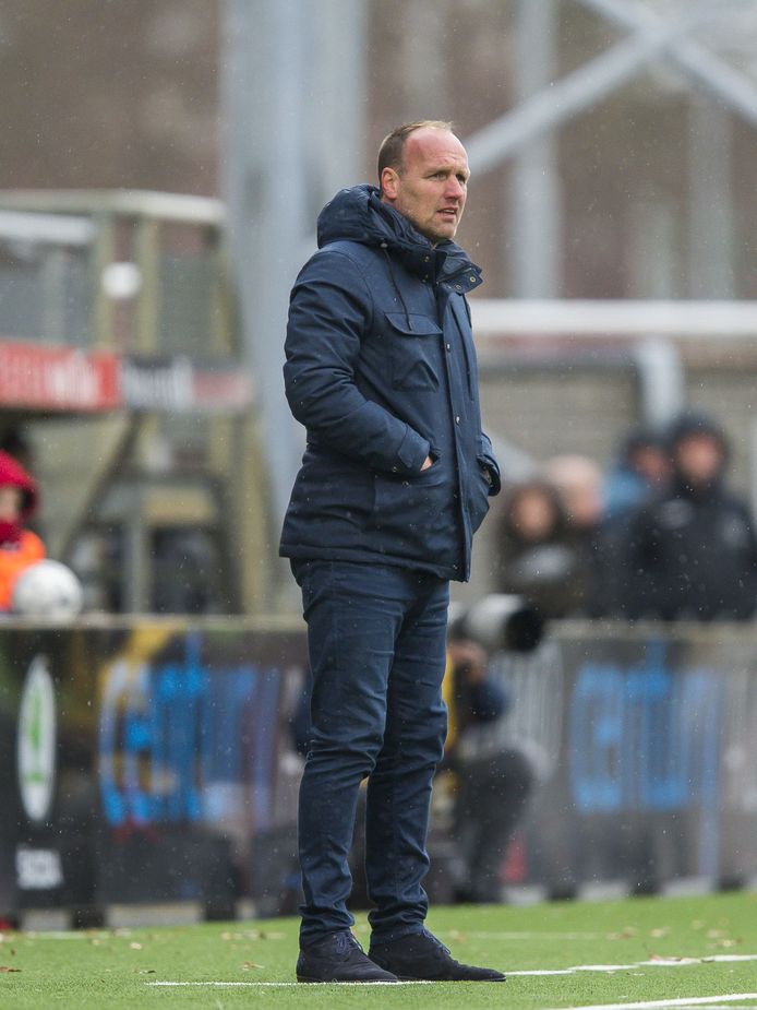 Trainer Dick Lukkien van FC Emmen.