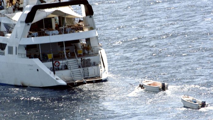April 2008: de bemanning van het Franse zeilschip 'Le Ponant' wordt door Somalische piraten gegijzeld.